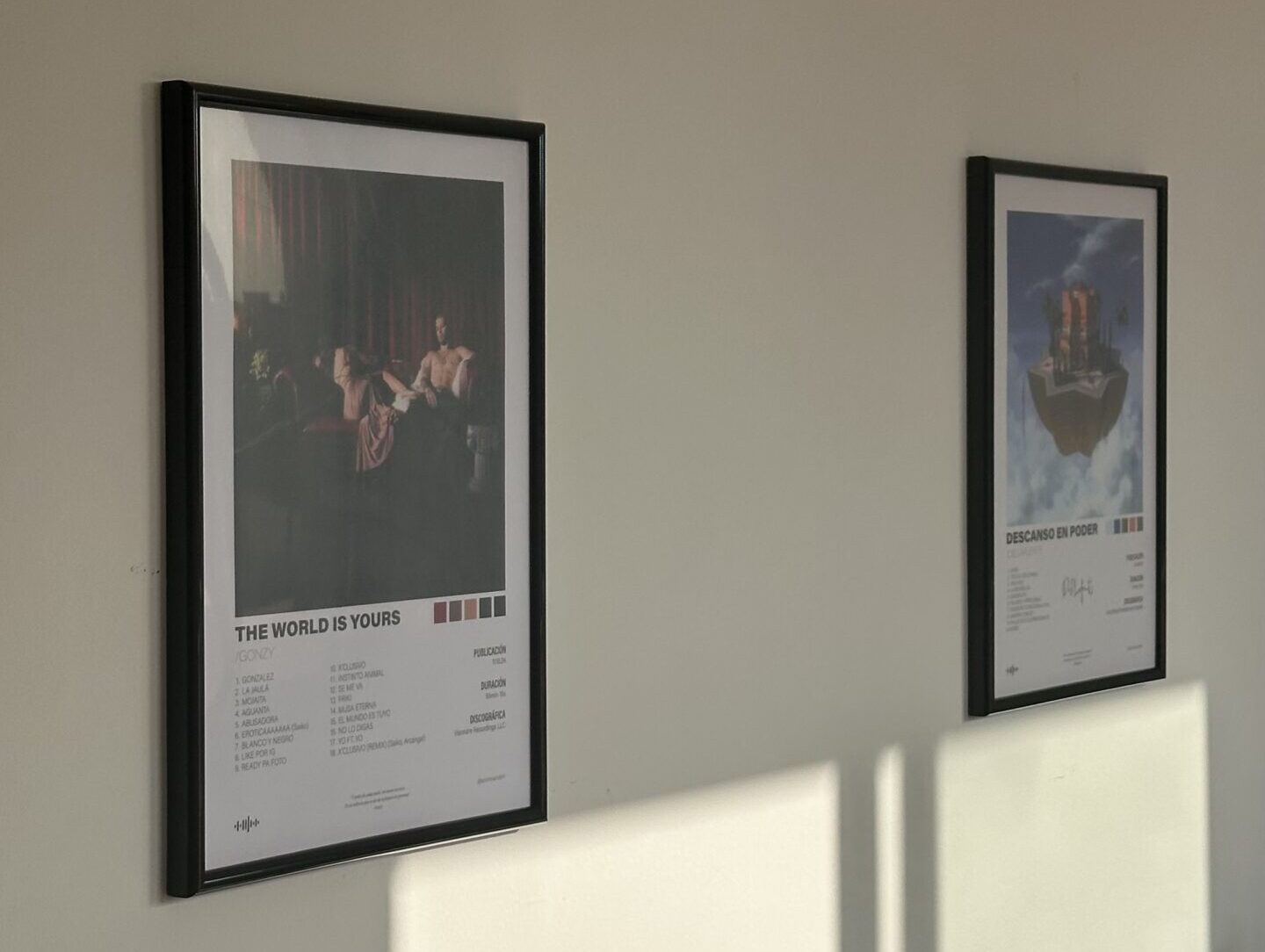 Posters enmarcados de tus álbumes favoritos de música urbana en la pared